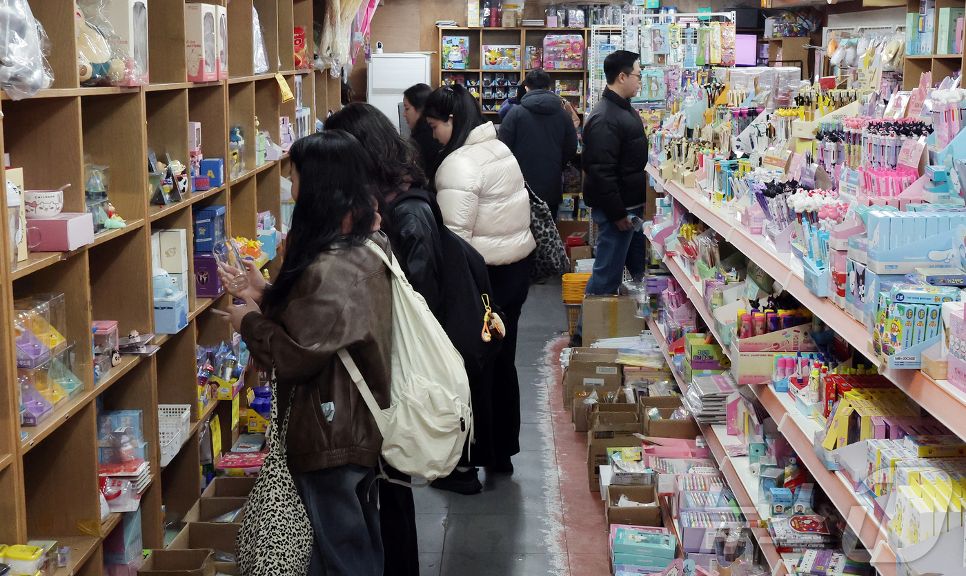 (서울=뉴스1) 김진환 기자 = 새학기를 하루 앞둔 2일 서울 종로구 창신동 문구완구거리를 찾은 학생들이 학용품을 고르고 있다. 2026.3.2/뉴스1