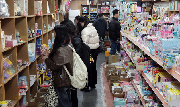 새학기 하루 앞두고 문구거리 찾은 학생들
