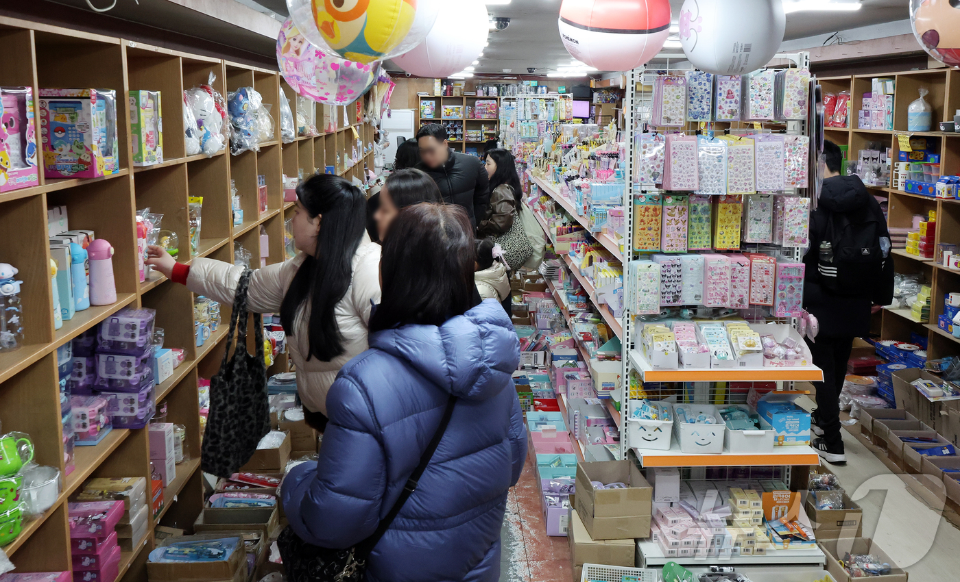 (서울=뉴스1) 김진환 기자 = 새학기를 하루 앞둔 2일 서울 종로구 창신동 문구완구거리의 한 문구점이 새학기를 준비하기 위해 찾은 시민들로 붐비고 있다. 2026.3.2/뉴스1