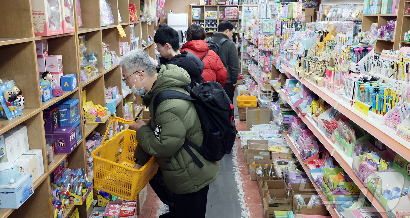 (서울=뉴스1) 김진환 기자 = 새학기를 하루 앞둔 2일 서울 종로구 창신동 문구완구거리의 한 문구점이 새학기를 준비하기 위해 찾은 시민들로 붐비고 있다. 2026.3.2/뉴스1