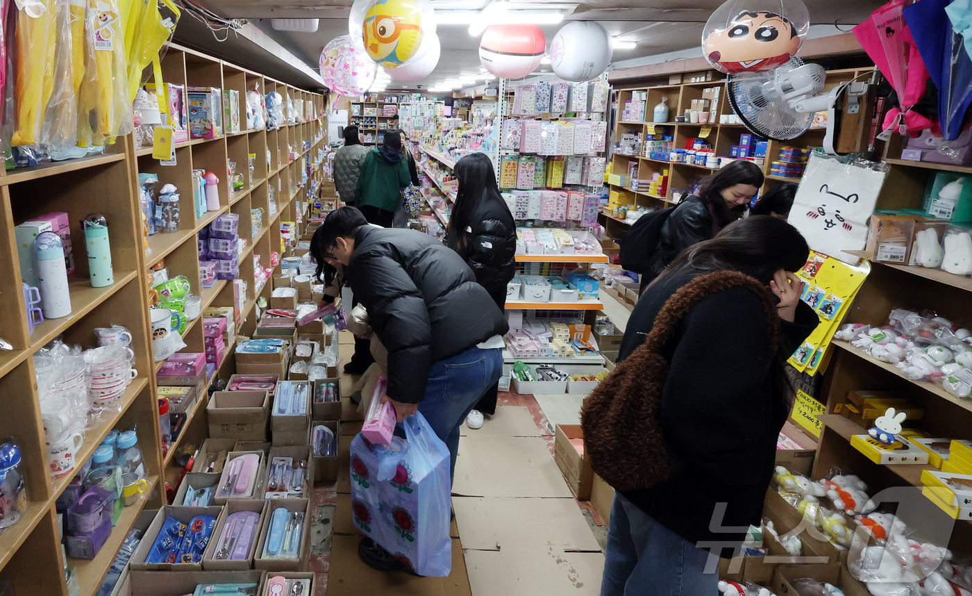 (서울=뉴스1) 김진환 기자 = 새학기를 하루 앞둔 2일 서울 종로구 창신동 문구완구거리의 한 문구점이 새학기를 준비하기 위해 찾은 시민들로 붐비고 있다. 2026.3.2/뉴스1