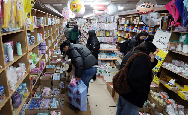 새학기 앞두고 문구거리 찾은 시민들