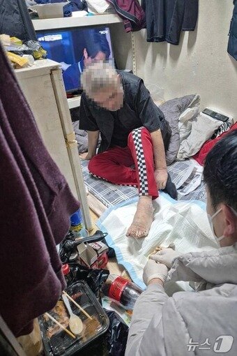 본문 이미지 - 대한전공의협의회 집행부가 지난 1월 19일 요셉의원 인근 쪽방촌 주민을 대상으로 무료 방문진료 봉사를 하고 있다. (대전협 제공)