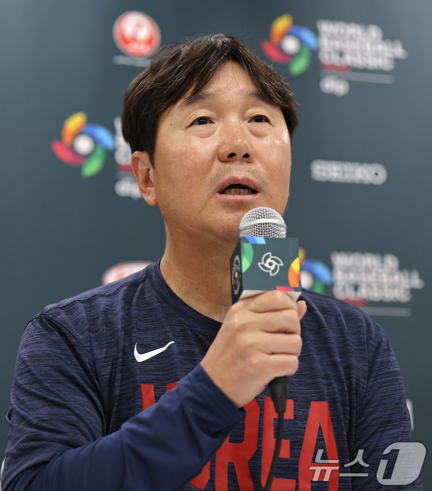 (서울=뉴스1) 구윤성 기자 = 류지현 WBC 국가대표팀 감독이 2일 일본 오사카 교세라돔에서 열리는 한신 타이거스와의 평가전 경기에 앞서 기자회견을 하고 있다. (WBC 홍보사무 …