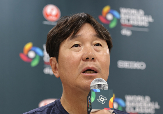 취재진 질문에 답하는 류지현 감독