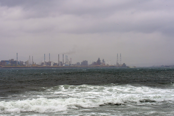 비구름에 덮인 포항제철소