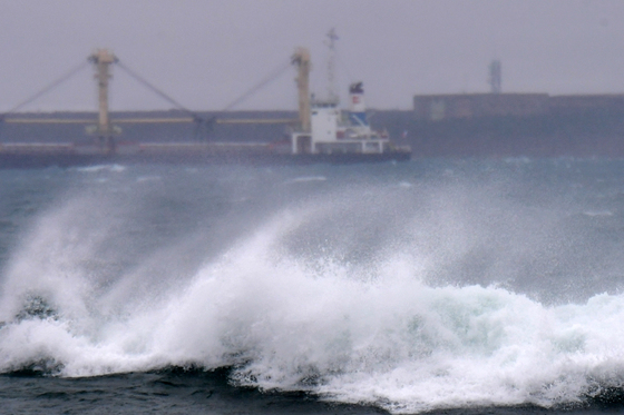 여수·제주 태풍급 강풍…여객선·항공기 차질, 강원엔 40㎝ 폭설(종합)