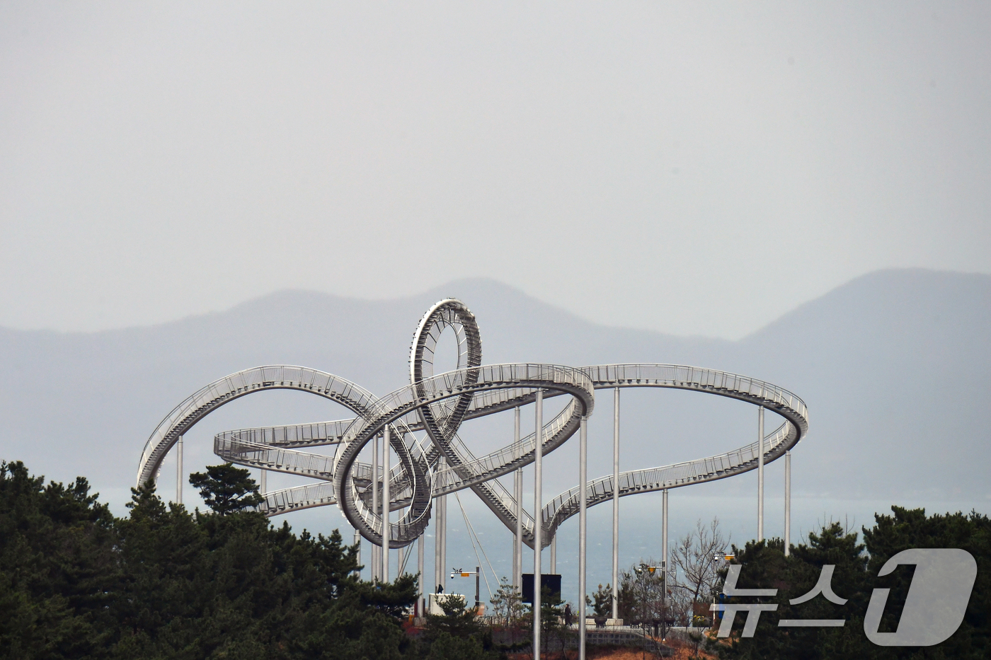 (포항=뉴스1) 최창호 기자 = 2일 경북 포항시 관광랜드마크인 스페이스워크가 봄비가 내리면서 텅비어 있다.포항시는 비 또는 강풍 주의보 등이 발효되면 이용객들의 안전을 위해 이용 …