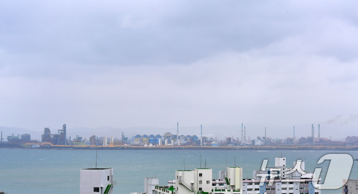 (포항=뉴스1) 최창호 기자 = 2일 경북 포항시 전역에 봄비가 내리는 기운데 포스코 포항제철소 주변이 비구름에 덮여있다. 2026.3.2/뉴스1