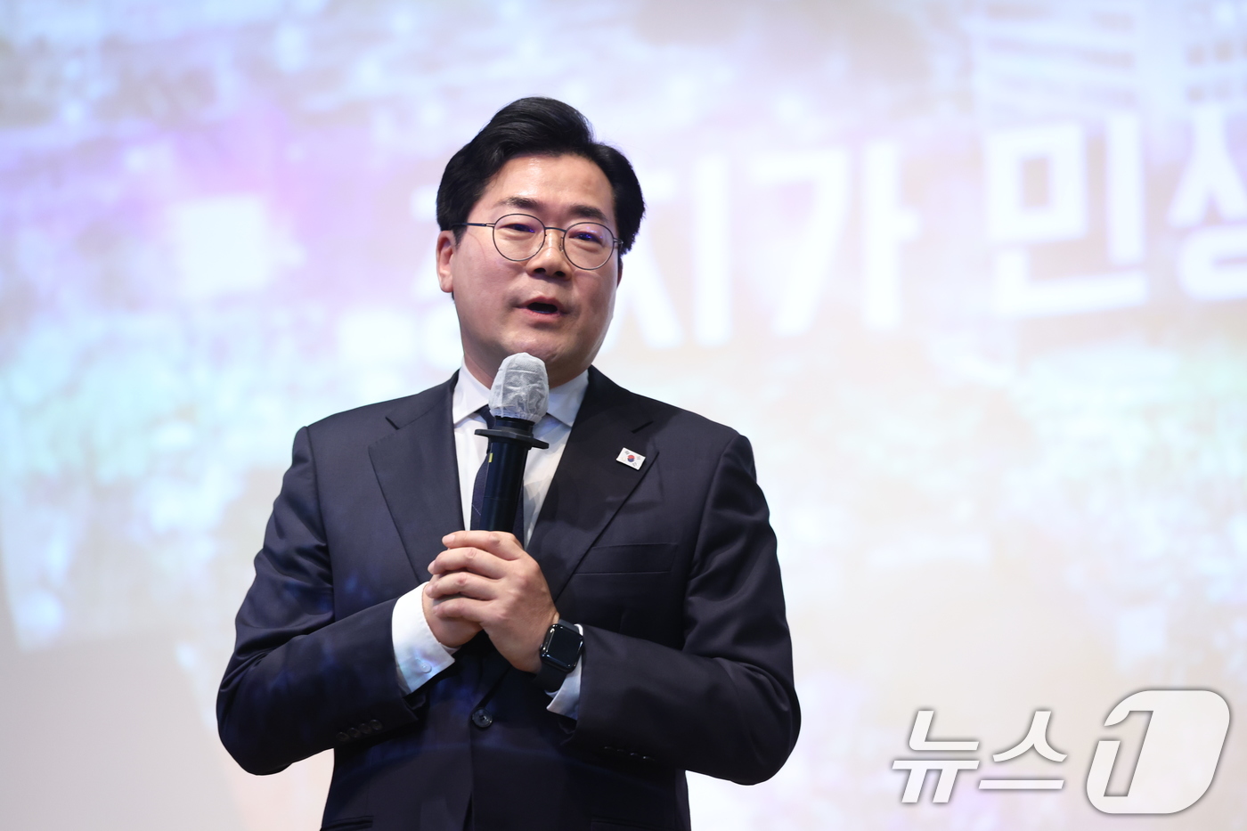 (인천=뉴스1) 박지혜 기자 = 박찬대 더불어민주당 의원이 2일 오후 인천 미추홀구 인하대학교 본관 대강당에서 열린 ‘인천의 힘, G3 코리아’ 출판기념회에서 발언하고 있다.  2 …