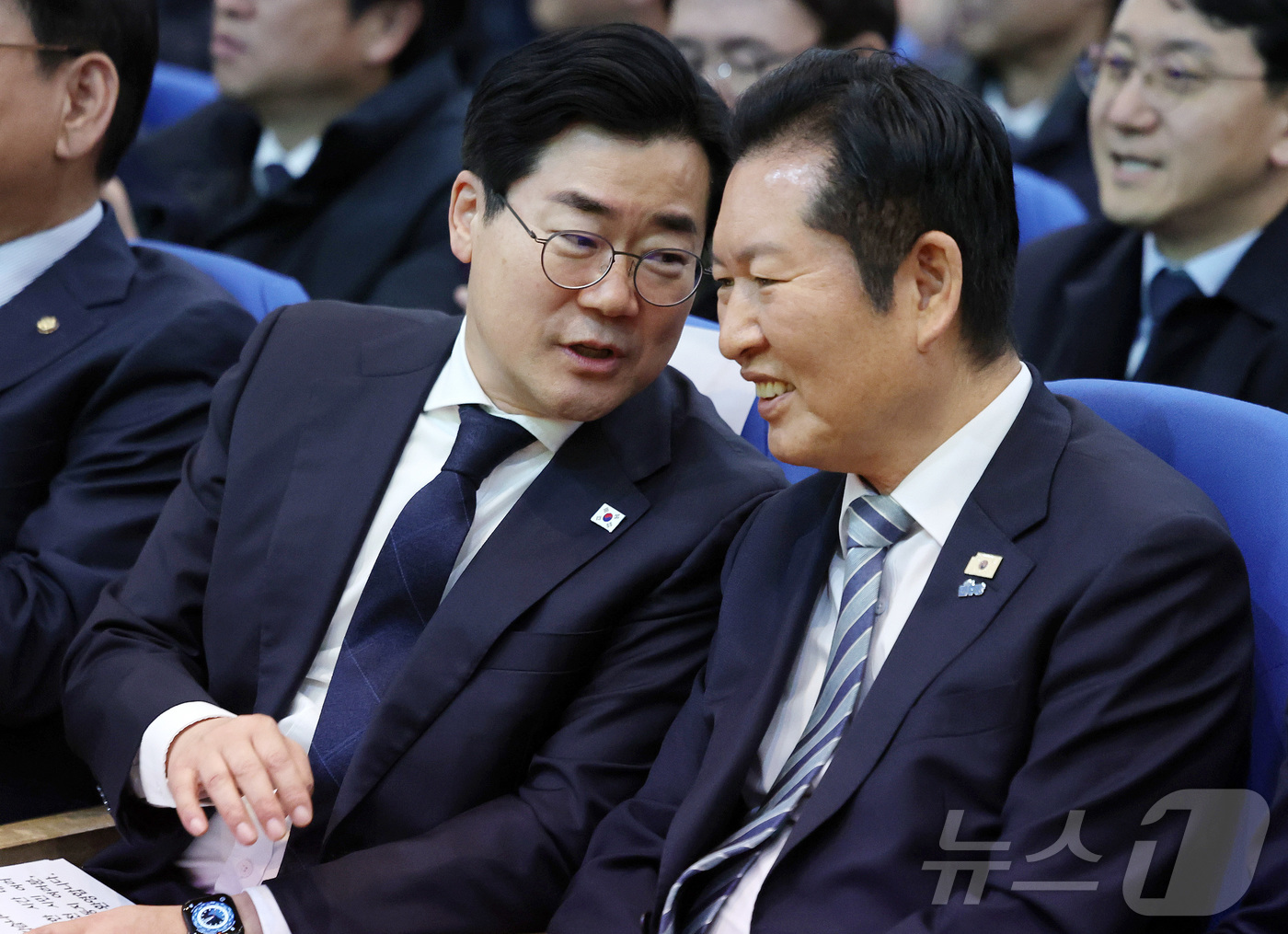 (인천=뉴스1) 박지혜 기자 = 박찬대 더불어민주당 의원이 2일 오후 인천 미추홀구 인하대학교 본관 대강당에서 열린 ‘인천의 힘, G3 코리아’ 출판기념회에서 정청래 대표와 대화를 …