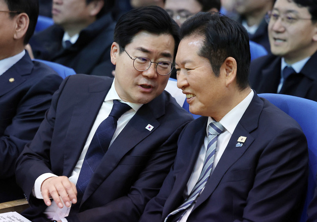 출판기념회 참석한 정청래 대표와 대화 나누는 박찬대