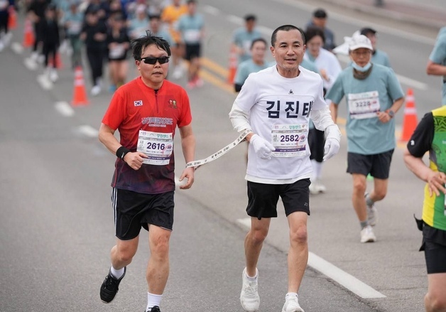 '가이드 러너' 변신 김진태 지사…"'같이'의 '가치' 만들어가자"