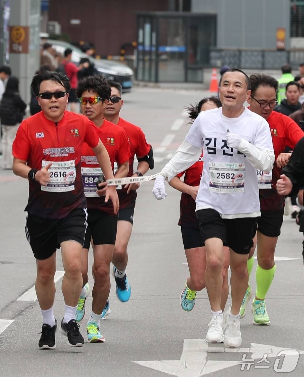본문 이미지 - 김진태 강원특별자치도지사가 1일 열린 제27회 강원특별자치도민 건강달리기대회에서 시각장애인 러너가 안전하게 달릴 수 있도록 방향을 제시하고 속도를 조절하는 '가이드 러너' 역할을 맡았다. (강원도 제공. 재판매 및 DB금지)/뉴스1