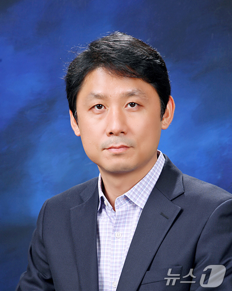 (서울=뉴스1) 이재명 기자 = 이재명 대통령이 2일 중앙선거관리위원회 위원 후보자에 윤광일 숙명여대 정치외교학과 교수를 지명했다. (청와대 제공. 재판매 및 DB 금지)  202 …