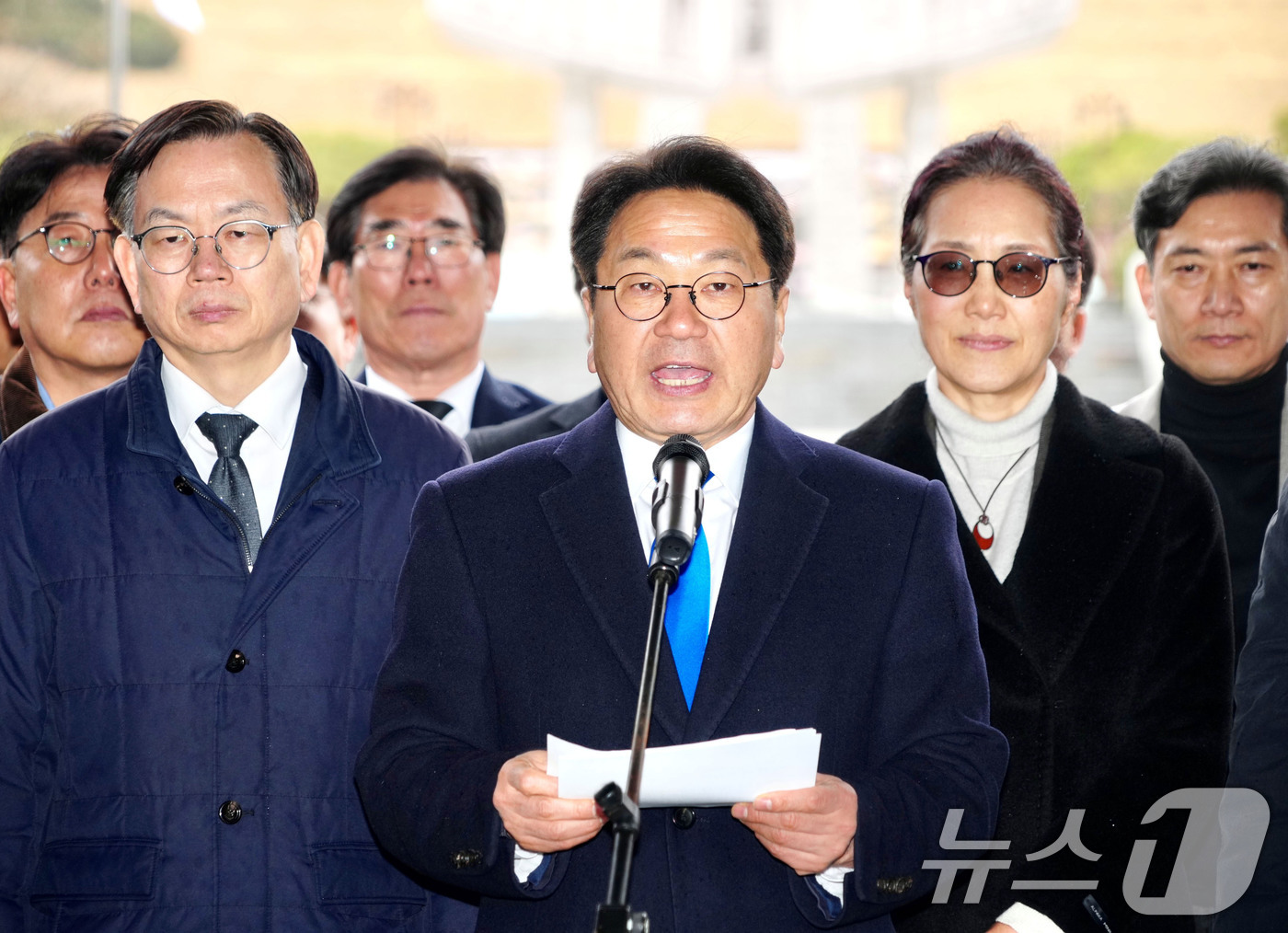 (광주=뉴스1) 이승현 기자 = 강기정 광주시장이 2일 광주 북구 운정동 국립5·18민주묘지를 참배한 후 민주의문 앞에서 '전남·광주 통합특별시 설치 특별법' 국회 본회의 통과에 …