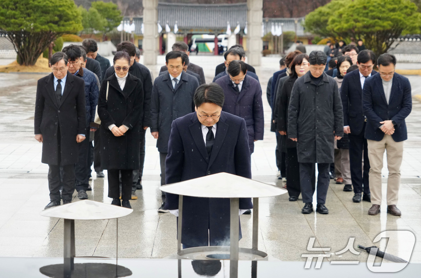 (광주=뉴스1) 이승현 기자 = 강기정 광주시장이 2일 광주 북구 운정동 국립5·18민주묘지를 참배하고 있다. (광주시 제공. 재판매 및 DB 금지) 2026.3.2/뉴스1