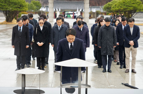 행정통합 국회 본회의 통과 후 민주묘지 찾은 강기정