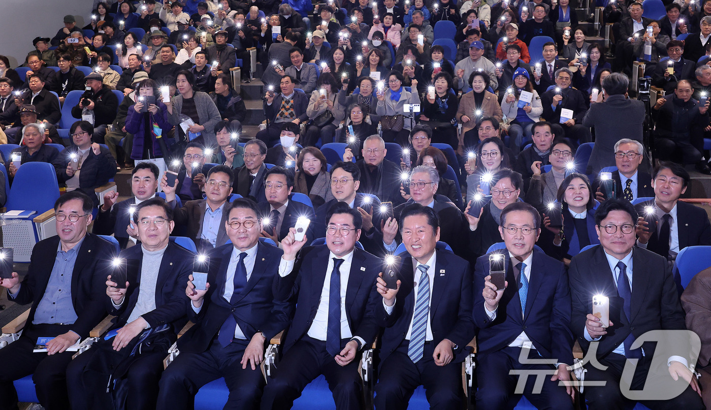 (인천=뉴스1) 박지혜 기자 = 박찬대 더불어민주당 의원이 2일 오후 인천 미추홀구 인하대학교 본관 대강강에서 열린 ‘인천의 힘, G3 코리아’ 출판기념회에서 정청래 더불어민주당 …