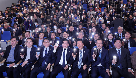 박찬대 출판기념회서 빛의 혁명 포토타임