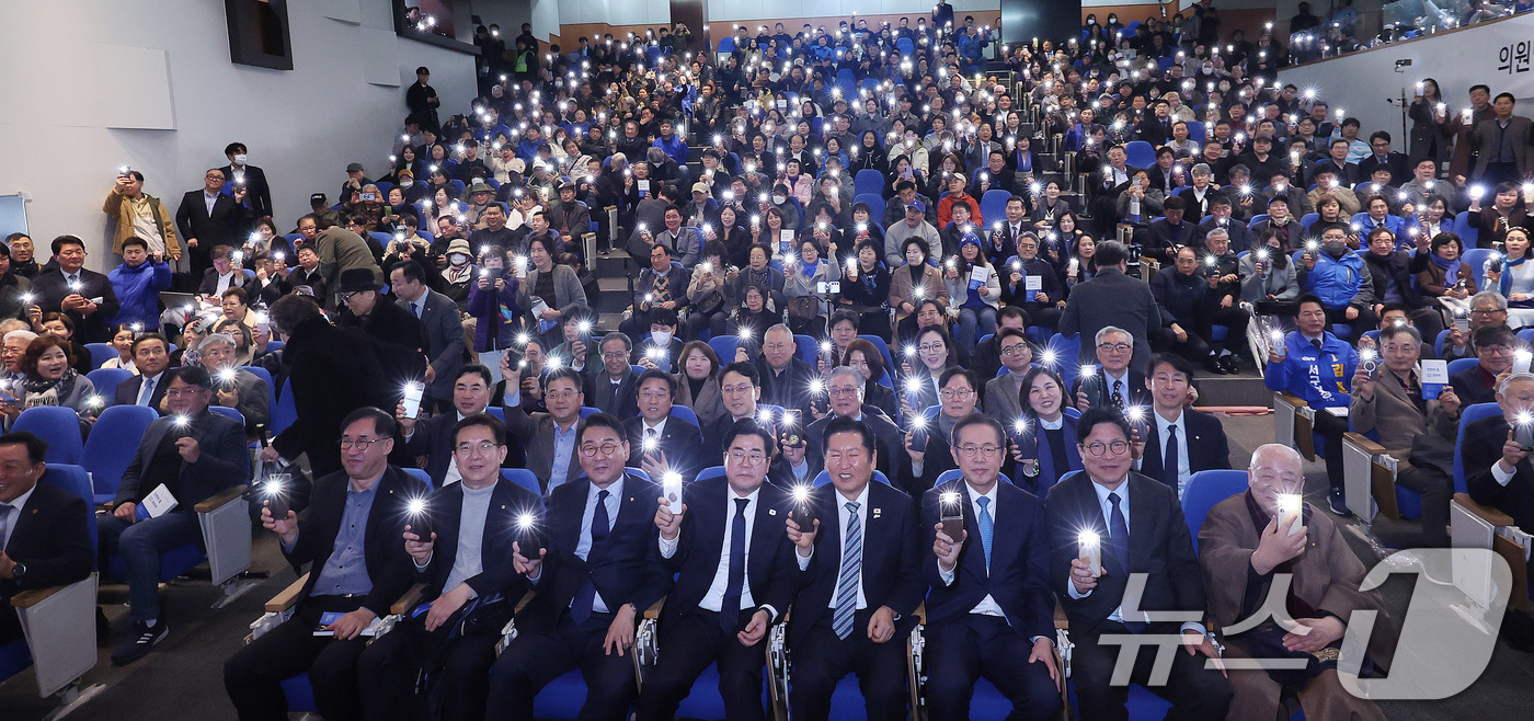 (인천=뉴스1) 박지혜 기자 = 박찬대 더불어민주당 의원이 2일 오후 인천 미추홀구 인하대학교 본관 대강당에서 열린 ‘인천의 힘, G3 코리아’ 출판기념회에서 정청래 대표를 비롯한 …