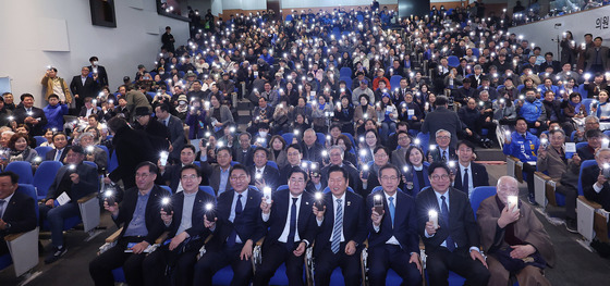 박찬대 출판기념회서 '빛의 혁명' 포토타임