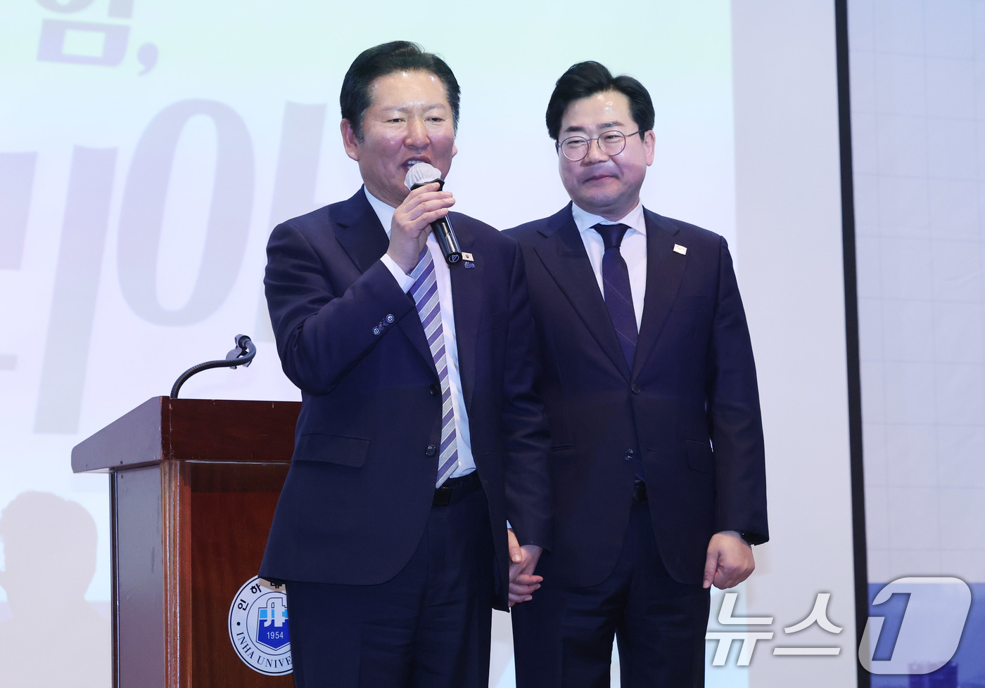 (인천=뉴스1) 박지혜 기자 = 정청래 더불어민주당 대표가 2일 오후 인천 미추홀구 인하대학교 본관 대강당에서 열린 박찬대 의원의 ‘인천의 힘, G3 코리아’ 출판기념회에서 박 의 …