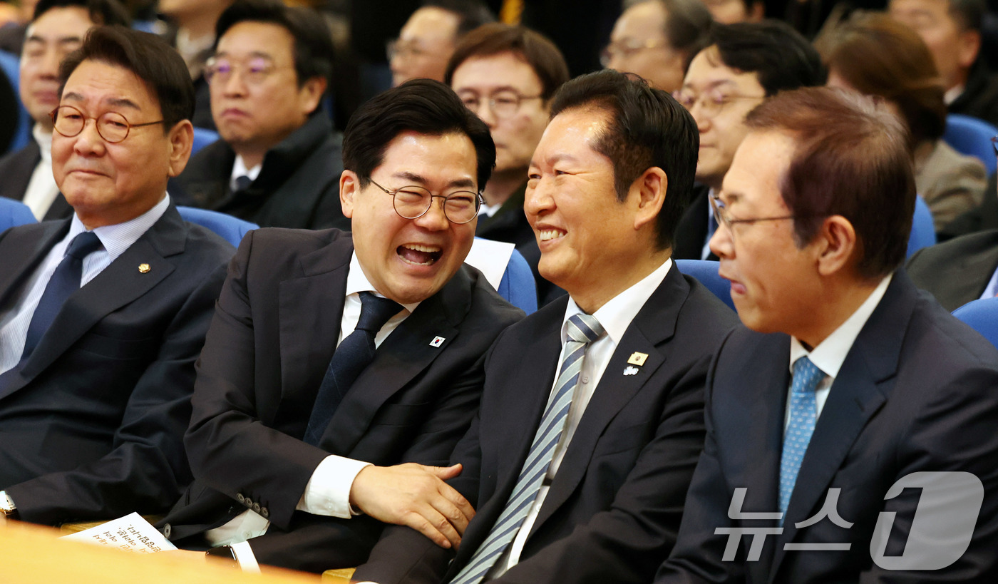 (인천=뉴스1) 박지혜 기자 = 박찬대 더불어민주당 의원이 2일 오후 인천 미추홀구 인하대학교 본관 대강당에서 열린 ‘인천의 힘, G3 코리아’ 출판기념회에서 정청래 대표와 대화를 …