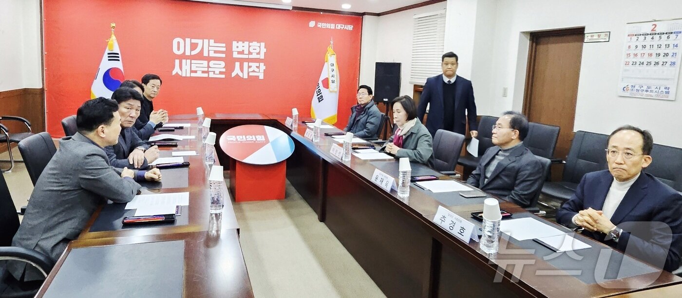 본문 이미지 - 대구·경북 행정통합 실현 여부을 결정 짓는 데드라인을 직전에 둔 2일 대구를 지역구로 한 국민의힘 소속 국회의원들이 대구 수성구 국민의힘 대구시당에서 '대구경북행정통합특별법' 국회 통과를 촉구하는 긴급 회의를 갖고 있다. 2026.3.2 ⓒ 뉴스1 남승렬 기자