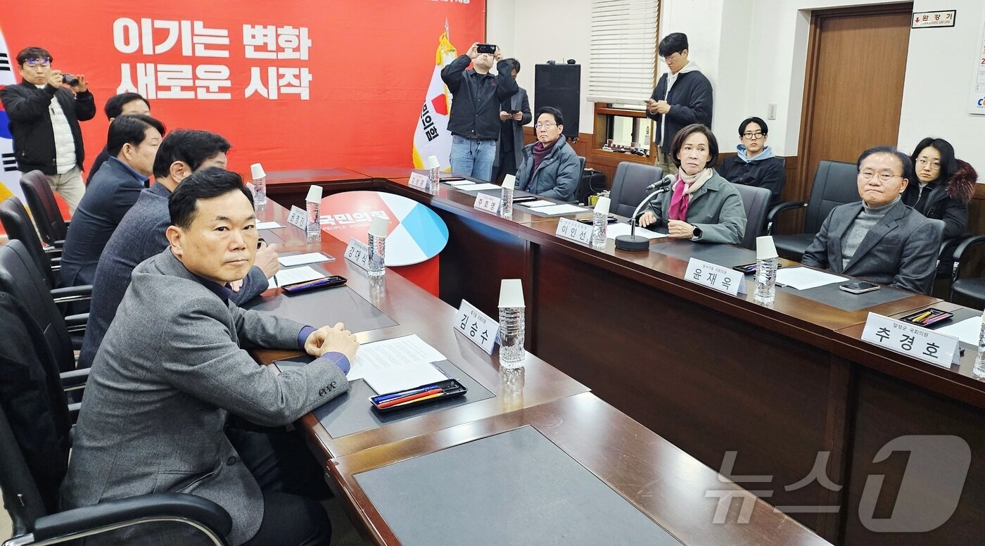 본문 이미지 - 대구·경북 행정통합 실현 여부을 결정 짓는 데드라인을 직전에 둔 지난 2일 대구를 지역구로 한 국민의힘 소속 국회의원들이 대구 수성구 국민의힘 대구시당에서 '대구경북행정통합특별법' 국회 통과를 촉구하는 긴급 회의를 갖고 있다. 2026.3.2 ⓒ 뉴스1 남승렬 기자