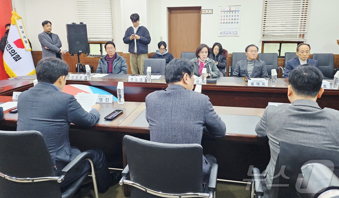(대구=뉴스1) 남승렬 기자 = 대구·경북 행정통합 실현 여부을 결정 짓는 데드라인을 직전에 둔 2일 대구를 지역구로 한 국민의힘 소속 국회의원들이 대구 수성구 국민의힘 대구시당에 …