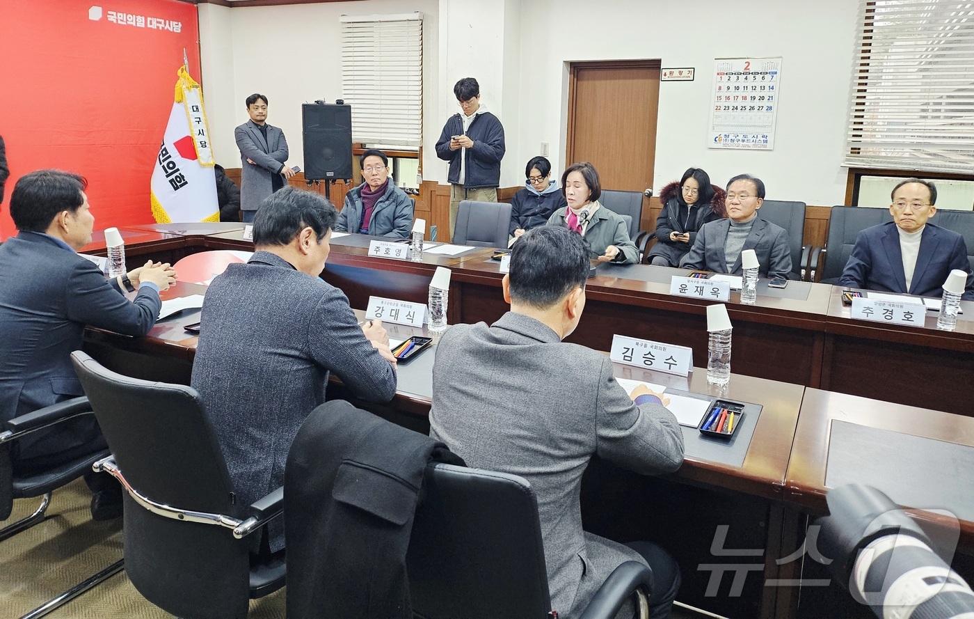 (대구=뉴스1) 남승렬 기자 = 대구·경북 행정통합 실현 여부을 결정 짓는 데드라인을 직전에 둔 2일 대구를 지역구로 한 국민의힘 소속 국회의원들이 대구 수성구 국민의힘 대구시당에 …