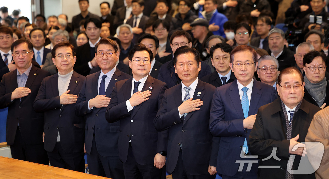 (인천=뉴스1) 박지혜 기자 = 박찬대 더불어민주당 의원이 2일 오후 인천 미추홀구 인하대학교 본관 대강당에서 열린 ‘인천의 힘, G3 코리아’ 출판기념회에서 정청래 대표를 비롯한 …