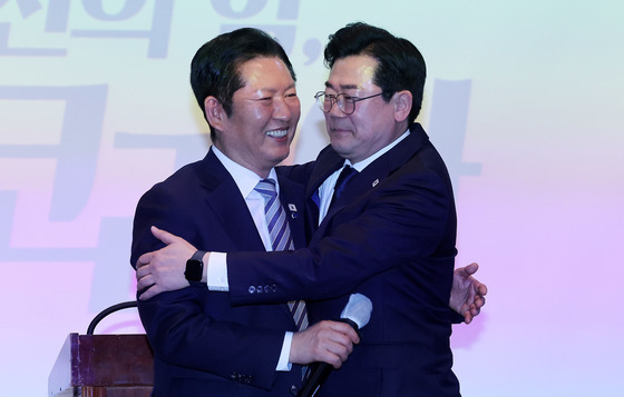 정청래 대표 끌어 안은 박찬대 의원