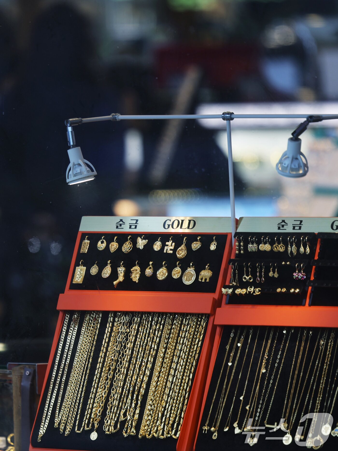 본문 이미지 - 2일 서울 시내 한 금은방에 금제품을 비롯한 귀금속이 진열돼 있다. 2026.3.2 ⓒ 뉴스1 황기선 기자