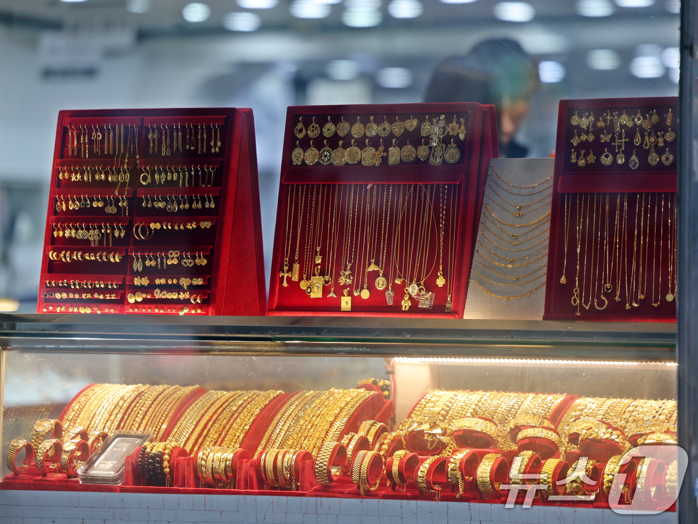 (서울=뉴스1) 황기선 기자 = 2일 서울 시내 한 금은방에 금제품을 비롯한 귀금속이 진열돼 있다. 미국의 대(對)이란 군사작전으로  안전자산 수요가 급증하며 금 선물은 2% 이상 …