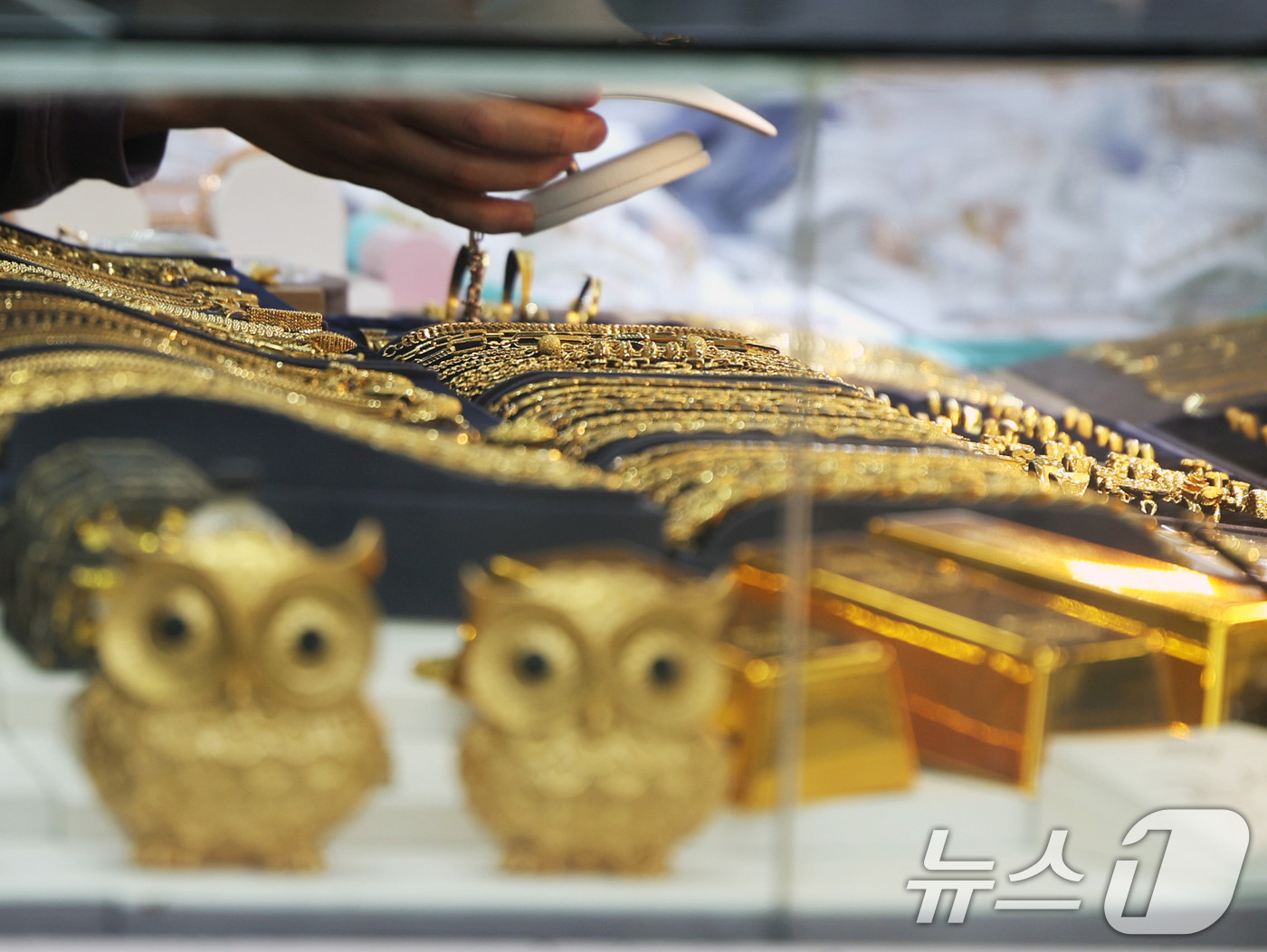 (서울=뉴스1) 황기선 기자 = 2일 서울 시내 한 금은방에 금제품을 비롯한 귀금속이 진열돼 있다. 미국의 대(對)이란 군사작전으로 안전자산 수요가 급증하며 금 선물은 2% 이상 …