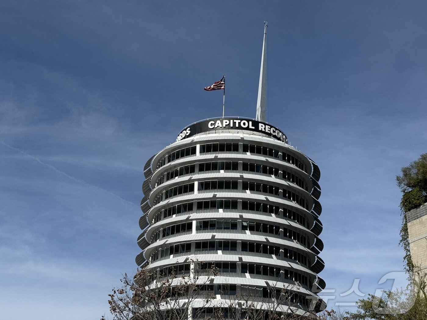 본문 이미지 - 할리우드 지역 상징적 랜드마크이자, 비닐 레코드를 쌓아 올린 듯한 '캐피톨 레코드' 건물ⓒ 뉴스1 윤슬빈 관광전문기자