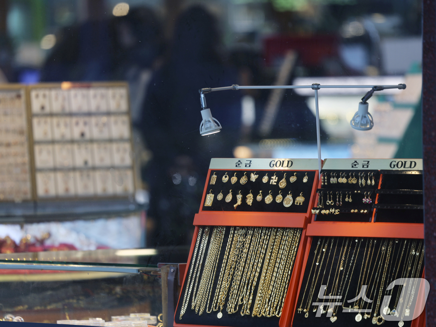 (서울=뉴스1) 황기선 기자 = 2일 서울 시내 한 금은방에 금제품을 비롯한 귀금속이 진열돼 있다. 미국의 대(對)이란 군사작전으로 안전자산 수요가 급증하며 금 선물은 2% 이상 …