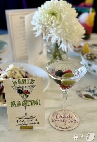 본문 이미지 - 대표 칵테일 중 하나인 단테 마티니ⓒ 뉴스1 윤슬빈 관광전문기자