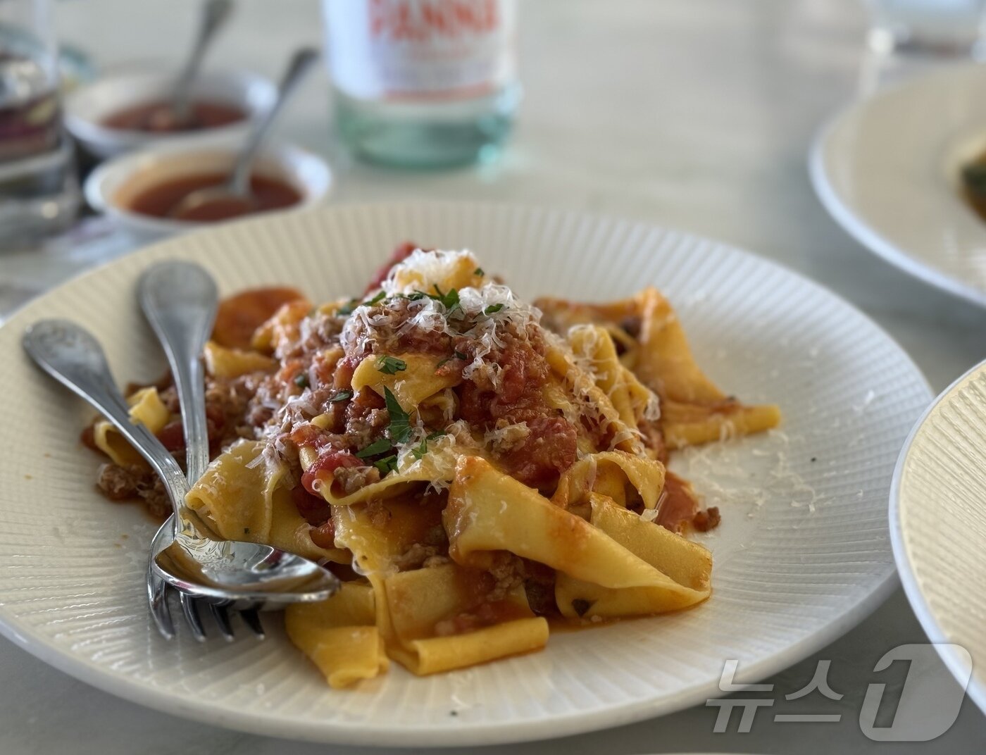 본문 이미지 - 베버리힐스 전망을 바라보며 다양한 양식 메뉴를 즐길 수 있다.ⓒ 뉴스1 윤슬빈 관광전문기자