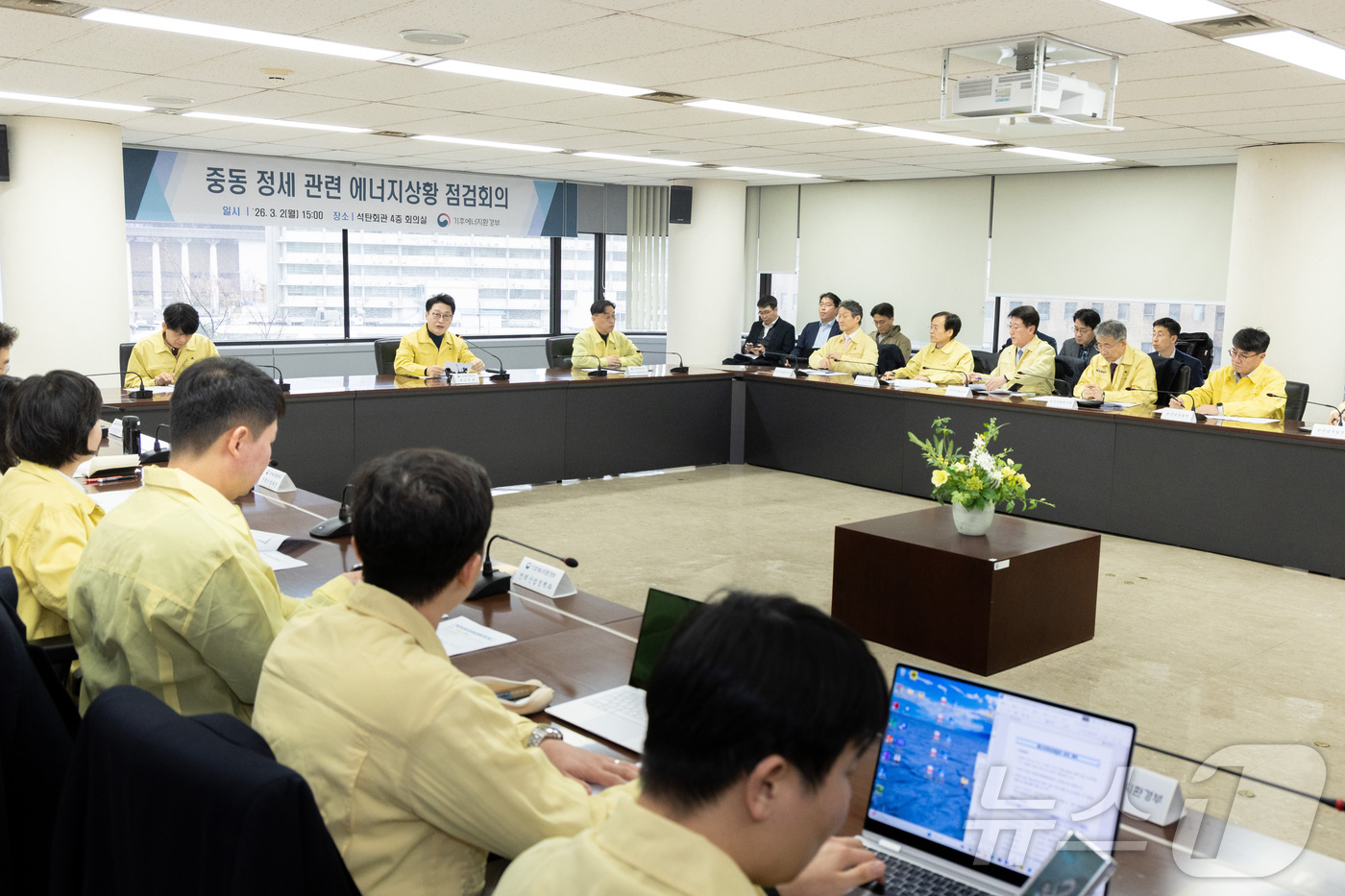 (서울=뉴스1) = 이호현 기후에너지환경부 2차관이 2일 서울 종로구 석탄회관에서 열린 중동 정세 관련 에너지상황 점검회의에서 모두발언을 하고 있다. (기후에너지환경부 제공. 재판 …