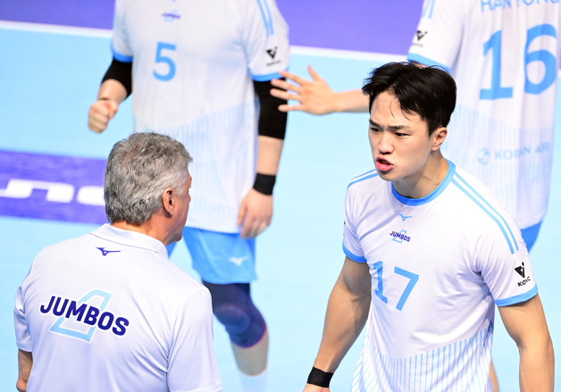 '임동혁 21점' 대한항공, 한전 잡고 4연승…2위 현대에 4점 차