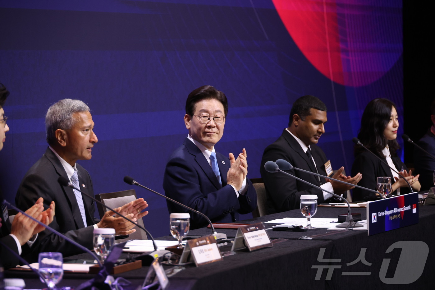 (싱가포르=뉴스1) 허경 기자 = 싱가포르를 국빈방문 중인 이재명 대통령이 2일(현지시간) 싱가포르 한 호텔에서 열린 한·싱가포르 AI 커넥트 서밋에서 박수를 치고 있다. 2026 …