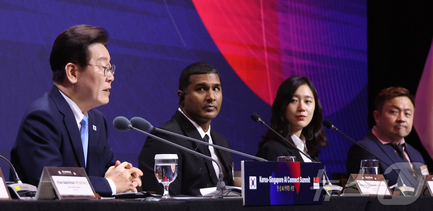본문 이미지 - 이재명 대통령이 2일(현지시간) 싱가포르 한 호텔에서 열린 한·싱가포르 AI 커넥트 서밋에서 발언을 하고 있다. 2026.3.2 ⓒ 뉴스1 허경 기자