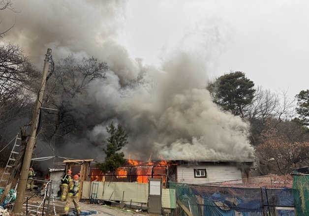 의정부 호원터널 옆 창고 불…70대 남성 숨져(종합)