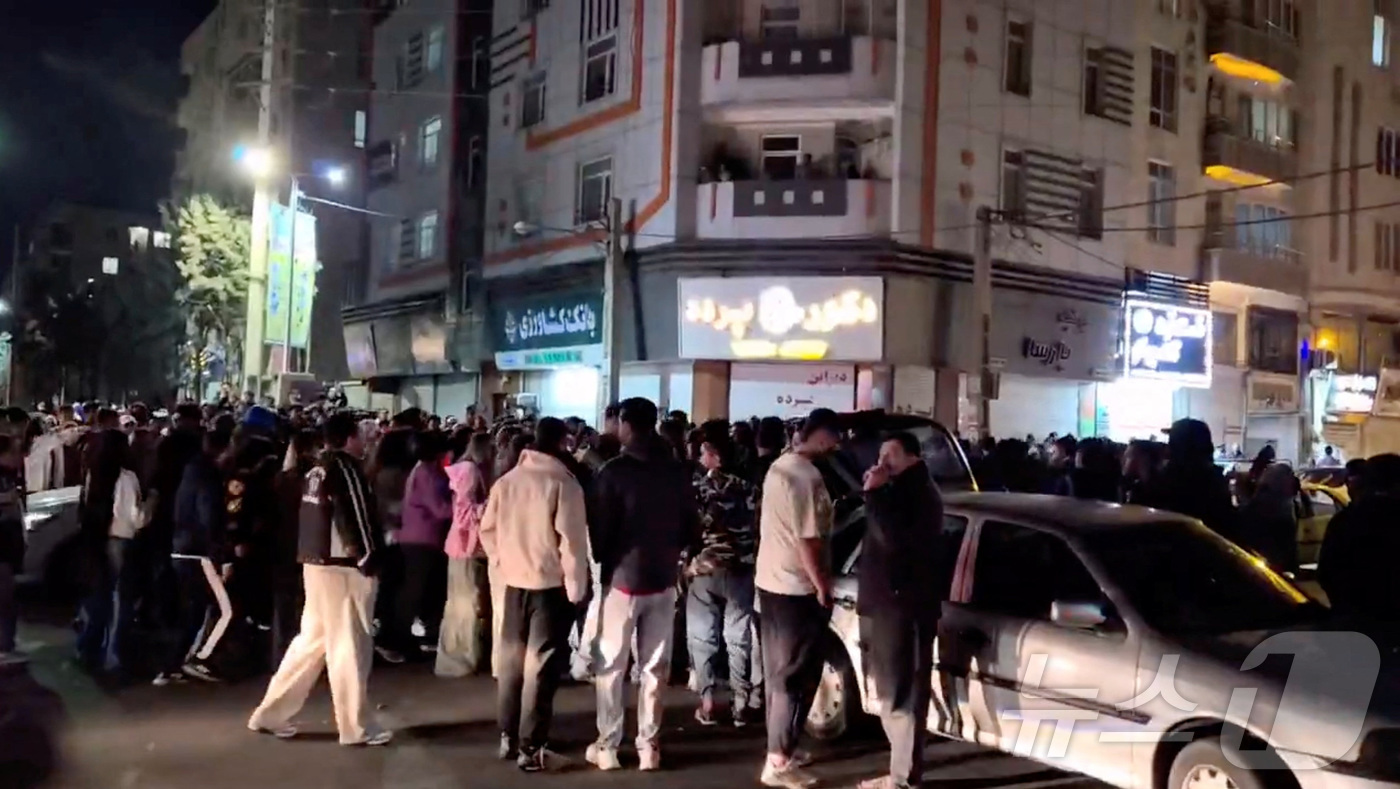 (카라지 로이터=뉴스1) 이창규 기자 = 28일(현지시간) 아야톨라 알리 하메네이 이란 최고지도자의 사망 소식이 보도된 후 이란 알보르즈주 카라지 거리에서 사람들이 모여 축하하고 …