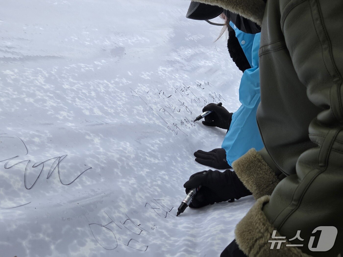 본문 이미지 - 자임추모관에 고인을 안치한 유가족들이 고인에게 보내는 편지를 작성하고 있다.2026.3.2/뉴스1 문채연 기자