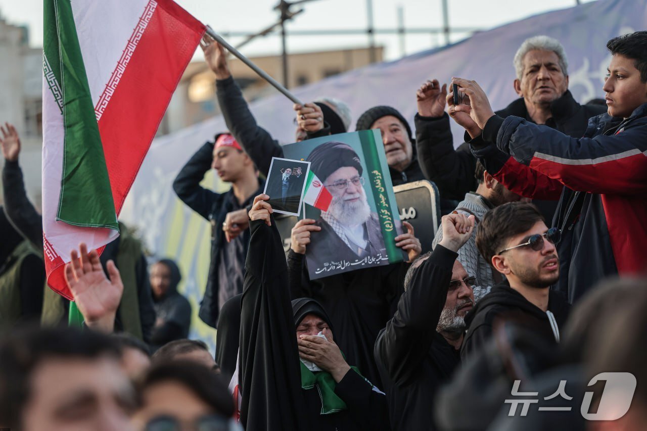 본문 이미지 - 이란 테헤란 시민들이 1일(현지시간) 아야톨라 알리 하메네이 이란 최고지도자의 사망을 애도하고 있다. (출처=엑스) 2026.3.1./뉴스1