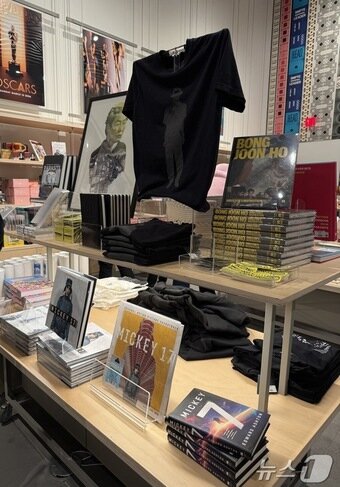 본문 이미지 - 1층 굿즈샵에서 판매하는 봉준호 감독 작품 관련 굿즈들ⓒ 뉴스1 윤슬빈 관광전문기자